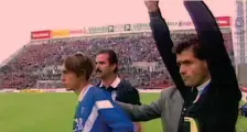  ??  ?? La prima volta in A Reggiana-Brescia 2-0, 21 maggio 1995: Andrea Pirlo debutta in Serie A a 16 anni, il d.t. della società lombarda era Mircea Lucescu