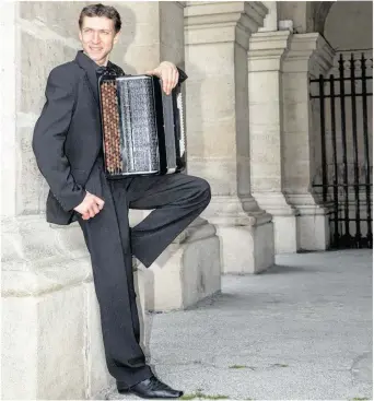  ??  ?? Bogdan Neterenko, l’homme qui fait que son bayan peut parler le Jean-Sébastien Bach ou le Antonio Vivladi.