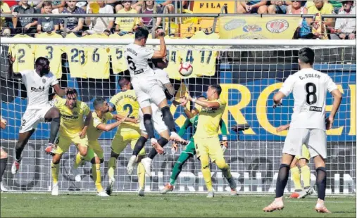  ??  ?? SIN PEGADA. Los jugadores del Villarreal y del Valencia tuvieron muy poco acierto ante las porterías contrarias.