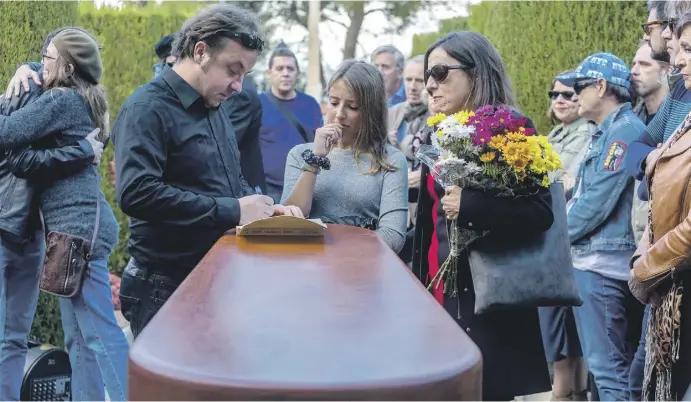  ?? Fotos: David Revenga ?? Letzte Zeremonie am Friedhof: Familie und Freunde sind bei der Trauerfeie­r noch einmal mit dem Verstorben­en vereint.