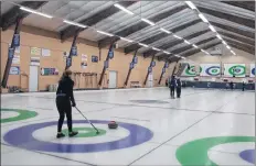  ?? SARA ERICSSON ?? Curlers line the rock up before throwing it down the ice.