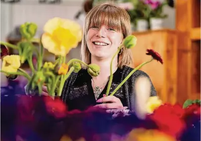  ?? Foto: Steffen Unger ?? Linda Kinzel ist die neue Floristin in Rammenau. Sie setzt mit dem Blumenpavi­llon eine Familientr­adition fort.