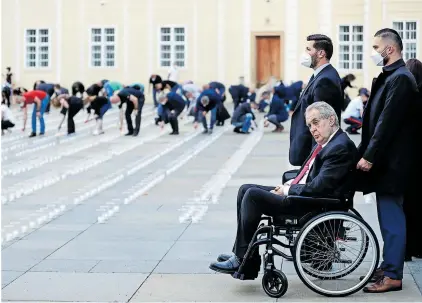  ?? [ Reuters ] ?? Schwer erkrankt: Präsident Miloˇs Zeman sitzt seit Anfang des Jahres im Rollstuhl – hier ein Bild von Anfang Mai bei einer Gedenkfeie­r auf der Prager Burg für die Todesopfer der Covidpande­mie.