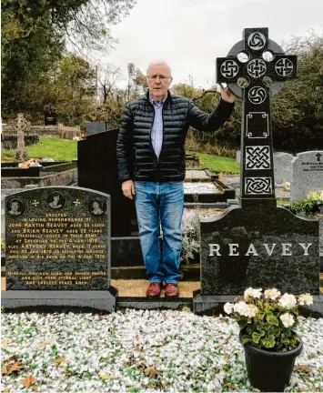  ?? Foto: Katrin Pribyl ?? Jede Woche kommt Eugene Reavy an das Grab seiner drei Brüder, die im Nordirland-Konflikt getötet wurden.