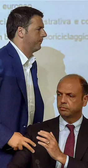  ??  ?? Distanti Il segretario del Pd Matteo Renzi, 42 anni, con il leader centrista Angelino Alfano, 46