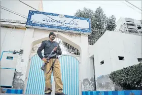  ?? ?? Hyderabad. Un agente paquistaní hace guardia frente a un centro iraní.