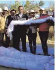  ?? FOTO: DPA ?? Eine Familie hält die sterbliche­n Überreste eines Angehörige­n in den Händen.