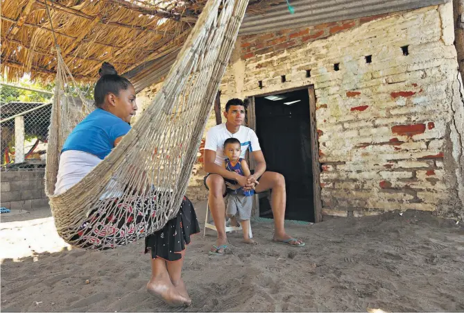  ??  ?? LA PIRRAYA. El pívot de la selección de fútbol playa Rubén Batres vive, junto a sus esposa y sus dos hijos, en una casa que no pasa de los 10 metros cuadrados en la isla La Pirraya.