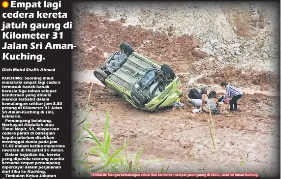  ??  ?? TERBALIK: Mangsa kemalangan keluar dari kenderaan selepas jatuh gaung di KM32, Jalan Sri Aman-Kuching.