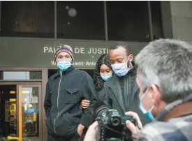  ?? MARIE-FRANCE COALLIER LE DEVOIR ?? Mamadi III Fara Camara (à gauche), accompagné par ses proches à sa sortie du palais de justice de Montréal, le 3 février dernier