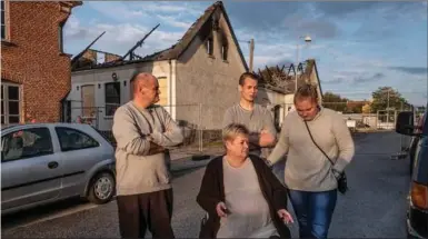  ??  ?? Det gør ondt at tænke på, at det er vores hjem, der er brændt ned, siger Henriette Klinke.