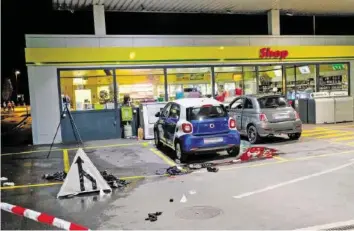  ?? KEYSTONE ?? An dieser Tankstelle griff der Mann wahllos weitere Personen an, ehe er verhaftet werden konnte.