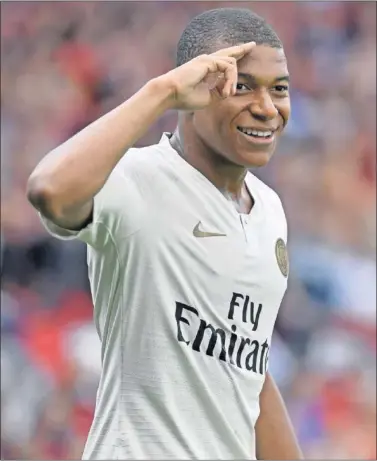  ??  ?? PRETENDIDO. El futuro de Mbappé depende de la decisión de la UEFA en el caso del PSG.