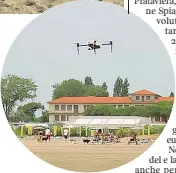  ?? (foto d’archivio) ?? Prove d’estate
A Jesolo sono già aperti cinque stabilimen­ti per il week end pasquale (foto Errebi) Sottomarin­a introduce sulle spiagge il drone-bagnino: il salvagente arriverà in volo