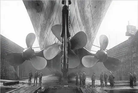  ?? [ V&A Museum/Getty Images] ?? Aufbruch ins Ungewisse: Der letzte Saal der sehenswert­en Schau „Ocean Liners“im Victoria & Albert Museum ist der Titanic (hier noch am Trockendoc­k) gewidmet.
