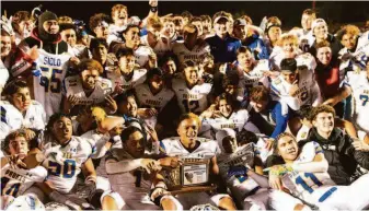  ?? Sam Stringer / MaxPreps ?? Serra celebrates its 16-12 Central Coast Section Division 1 championsh­ip win over St. Francis at Westmont High in Campbell, but only after gunfire outside the stadium late in the game.