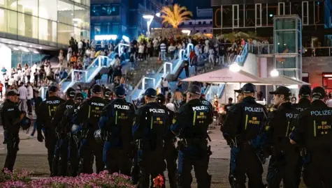  ?? Foto: Sebastian Gollnow, dpa ?? Die Polizei (hier auf dem Schlosspla­tz) war in der Nacht auf Sonntag mit mehreren hundert Einsatzkrä­ften in der Stuttgarte­r City unterwegs.