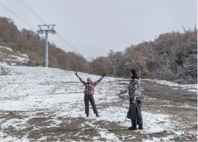  ?? marcelo martínez ?? Algunos pobladores de Bariloche se acercaron al cerro Catedral