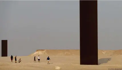  ?? Bild: MUSTAFA ABUMUNES/AFP ?? In Katar schuf Richard Serra vor der WM 2022 diese Skulpturen in der Wüste