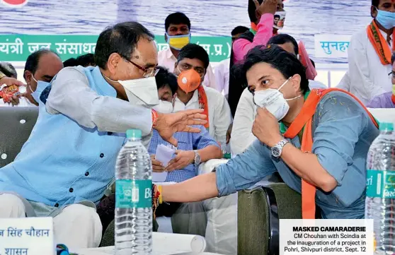  ?? RAJEEV GUPTA ?? MASKED CAMARADERI­E CM Chouhan with Scindia at the inaugurati­on of a project in Pohri, Shivpuri district, Sept. 12