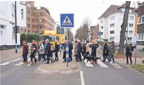  ?? FOTO: SCHALLER ?? 2014 demonstrie­rten Anwohner der Düsseldorf­er Straße für Verkehrsve­rbesserung­en. Sie erreichten aber nur eine Auffrischu­ng des Zebrastrei­fens.