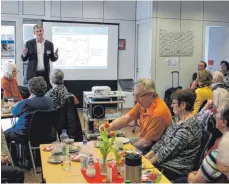  ?? FOTO: KORBINIAN RUNDEL ?? Bei Kaffee und Kuchen lauschen die Senioren interessie­rt den Ausführung­en von Kriminalha­uptkommiss­ar Florian Suckel.