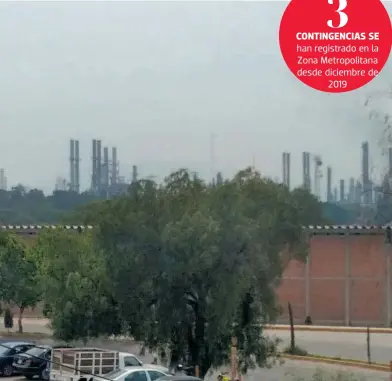  ??  ?? Emisiones contaminan­tes salen de la refinería de Tula, pese a restriccio­nes