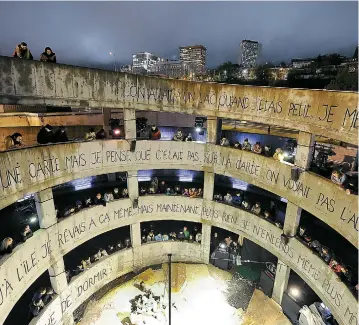  ??  ?? Le spectacle déambulato­ire Où tu vas quand tu dors en marchant...? sera à nouveau de retour, ce printemps, sur trois fins de semaine. La Ville de Québec soutiendra financière­ment cet événement gratuit jusqu’en 2018.