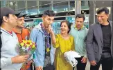  ?? ANI ?? Lakshya Sen (3rd from left) is being welcomed by his family at the Bengaluru airport as his coach Vimal Kumar (R) looks on.