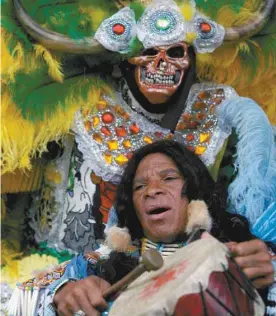  ?? SEAN GARDNER GETTY IMAGES AGENCE FRANCE-PRESSE ?? La Nouvelle-Orléans a donné naissance à une culture fortement métissée. Des membres du Creol Wild West Mardi Gras Indians ont donné une prestation au festival Jazz &amp; Heritage de La Nouvelle-Orléans en 2008.