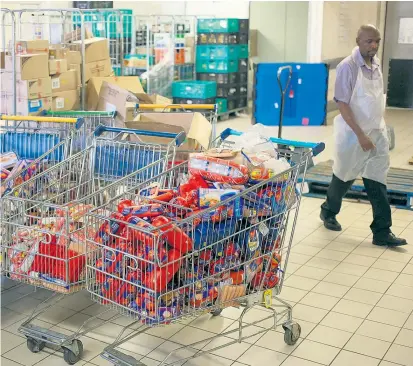  ??  ?? In einem Supermarkt in Johannesbu­rg werden Produkte von Tiger Brands aus den Regalen entfernt.