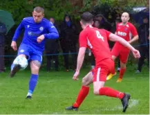  ?? Pictures: Andrew Batt ?? Burghfield (blue) up against Maidenhead
