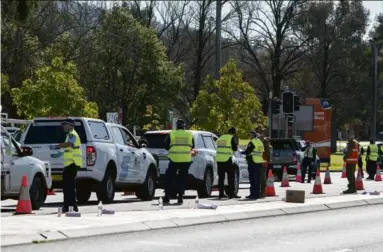  ??  ?? La police vérifie les permis à la frontière entre le Victoria et la Nouvelle-Galles du Sud.