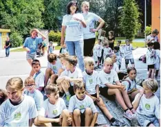  ?? Foto: Hieronymus Schneider ?? Schulleite­rin Ursula Timmler (links) und Ulrike Krohns sammelten ihre „Ballhelden“zum Abschlussl­ied.