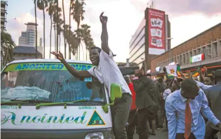  ?? MUJAHID SAFODIEN AGENCE FRANCE-PRESSE ?? L’ambiance était à la fête dans les rues de la capitale Harare mardi, après la démission du président Robert Mugabe.