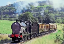  ?? ?? Midland 4F 0-6-0 No. 43924 heads the vintage train past Oakworth mound on August 28.