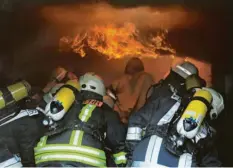  ?? Foto: Tobias Schmidt ?? Ganz schön heiß ging es in dem Container zu, in dem die Feuerwehrl­eute in Harburg trainierte­n.