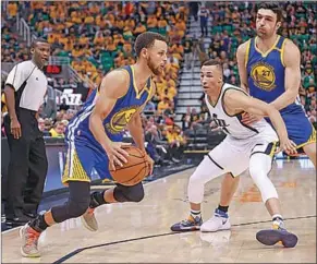  ??  ?? Stephen Curry van Golden State Warriors zoekt een opening voor een doelpoging. (Foto: ESPN)