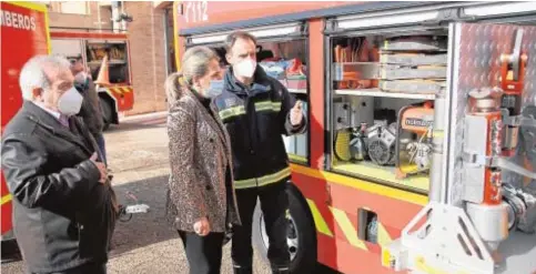  ?? ABC ?? La alcaldesa de Toledo, Milagros Tolón, durante su visita al parque de bomberos de Toledo