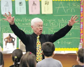  ?? NICK BRANCACCIO ?? Author Arnot (Arnie) McCallum brings his high-energy presentati­on to a literacy workshop at Begley Public School in 2006. The inspiring teacher died Feb. 6 at the age of 87.