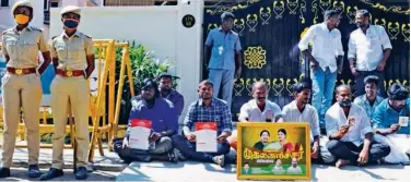  ?? Agence France-presse ?? ↑
Supporters of Sasikala hold pictures of her and Jayalalith­a during a protest in front of her residence in Chennai on Thursday.