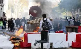  ?? (Photos Valérie Le Parc et Luc Boutria) ?? Certains jeunes évoquent l’« effet de groupe» pour justifier d’être restés, bien qu’ils ne cautionnen­t pas les caillassag­es et incendies.