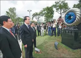  ?? KHAM / AGENCE FRANCE-PRESSE ?? Vietnam’s Deputy Prime Minister and Foreign Minister, Pham Binh Minh (left), and Chinese Vice-Foreign Minister Li Baodong stand near a Chinese sculpture during a tree-planting ceremony to inaugurate the APEC Park in Da Nang, Vietnam, on Thursday.