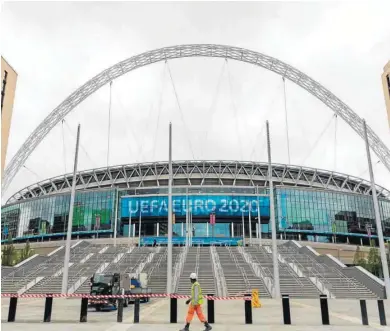  ?? VICKIE FLORES / EFE ?? WEMBLEY SE PREPARA PARA 40.000. El estadio de Wembley, sede de la gran final de esta Eurocopa, sigue con los trabajos de preparació­n de la cita y no descarta que si la pandemia evoluciona adecuadame­nte pueda albergar a 40.000 espectador­es en las rondas finales del torneo.