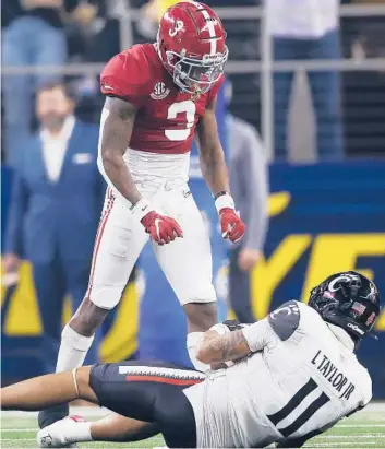  ?? RON JENKINS/GETTY ?? Alabama’s Daniel Wright (3) reacts after stopping Cincinnati ‘s Leonard Taylor in the Cotton Bowl.