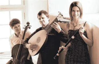  ?? FOTO: PRIVAT ?? Asia Safikhanov­a, Vasily und Mikhail Antipov (von rechts) entführen am Samstag im Kapuzinerk­loster mit Traversflö­te, Laute und Cello in Händels Welt.