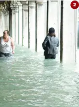  ??  ?? 21 La polizia porta via due bambini da piazza San Marco 2 Turisti affrontano l’alta marea 3 Il Patriarca di Venezia, Francesco Moraglia, osserva l’acqua alta a San Marco. Moraglia ha affidato Venezia e tutto il Nordest Vergine Nicopeia e a San Marco (Foto del settimanal­e della Diocesi Gente Veneta) 4 Il sindaco Luigi Brugnaro osserva sconsolato la situazione 5 Una barca in Campo Santo Stefano (Foto Vision)