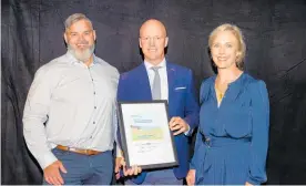  ?? ?? Aaron Mullins (left) of Goldpine, sponsor of the NZFET Climate Recognitio­n Award, with Ben and Libby Tosswill of Birch Hill Station.