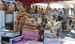  ??  ?? En Provence, les marchés sont une institutio­n. Ils colorent et parfument les places de villages.