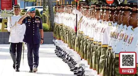  ?? (Foto Mustaffa Kamal /BH) ?? Affendi memeriksa barisan pada majlis Pertahanan, Kuala Lumpur, semalam.
Menyambut Ketibaan Panglima Angkatan Tentera Ke-21 di Wisma